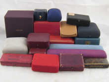 A quantity of vintage jewellery