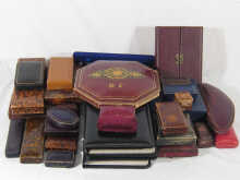 A quantity of vintage jewellery