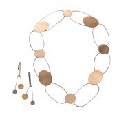 A RARE TWO-TONE NECKLACE & EAR