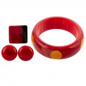 A RED BAKELITE BANGLE, RING &