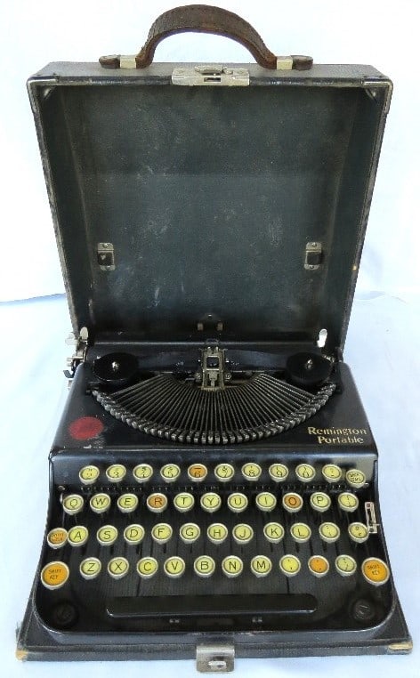 A REMINGTON PORTABLE TYPEWRITERA