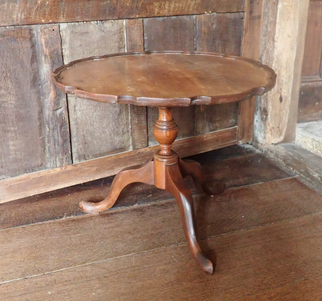 A REPRODUCTION MAHOGANY AND
