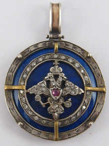 A round pendant in yellow and white