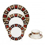 A ROYAL CROWN DERBY PORCELAIN