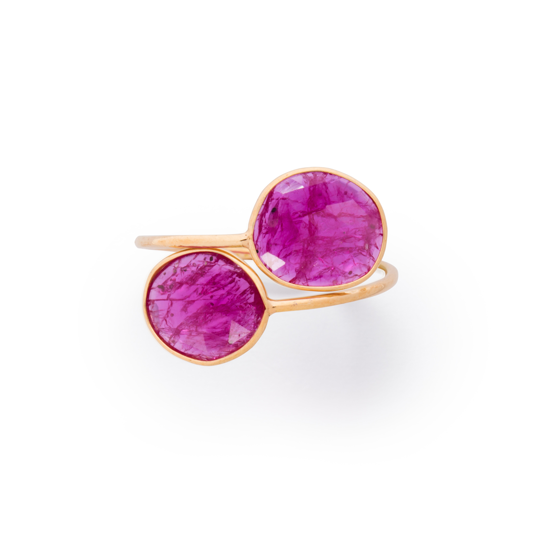 A RUBY AND EIGHTEEN KARAT GOLD RING