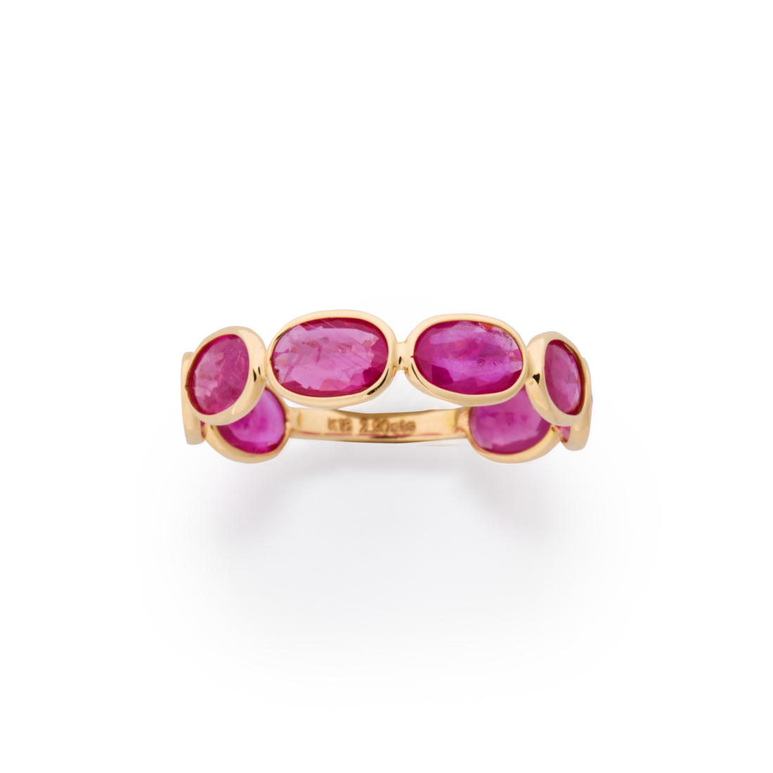A RUBY AND EIGHTEEN KARAT GOLD RING