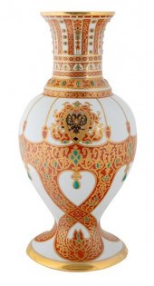 A RUSSIAN PORCELAIN VASE WITH