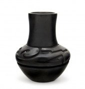 A Santa Clara Blackware Jar ha