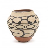 A Santo Domingo Olla Jar havin