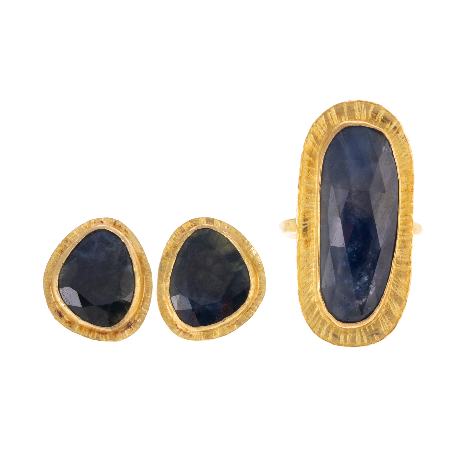 A SAPPHIRE RING & MATCHING EARRINGS
