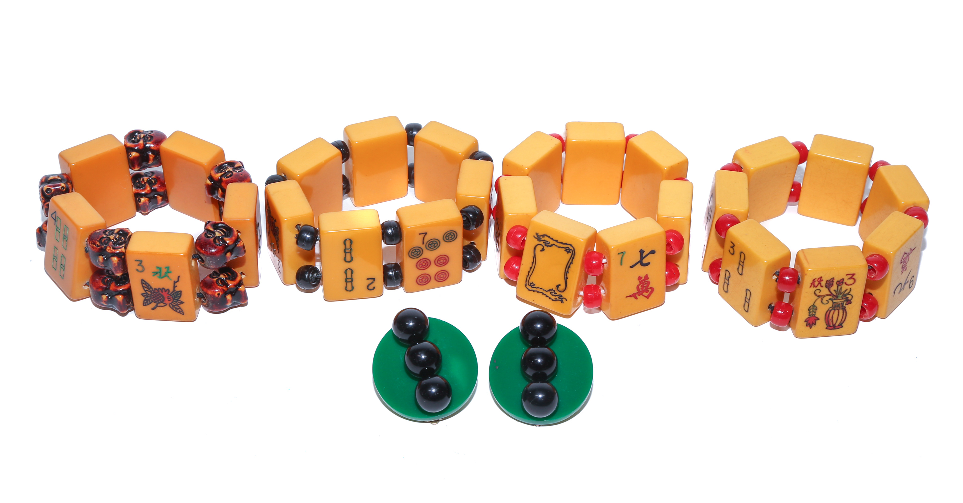 A SELECTION OF COSTUME JEWELRY