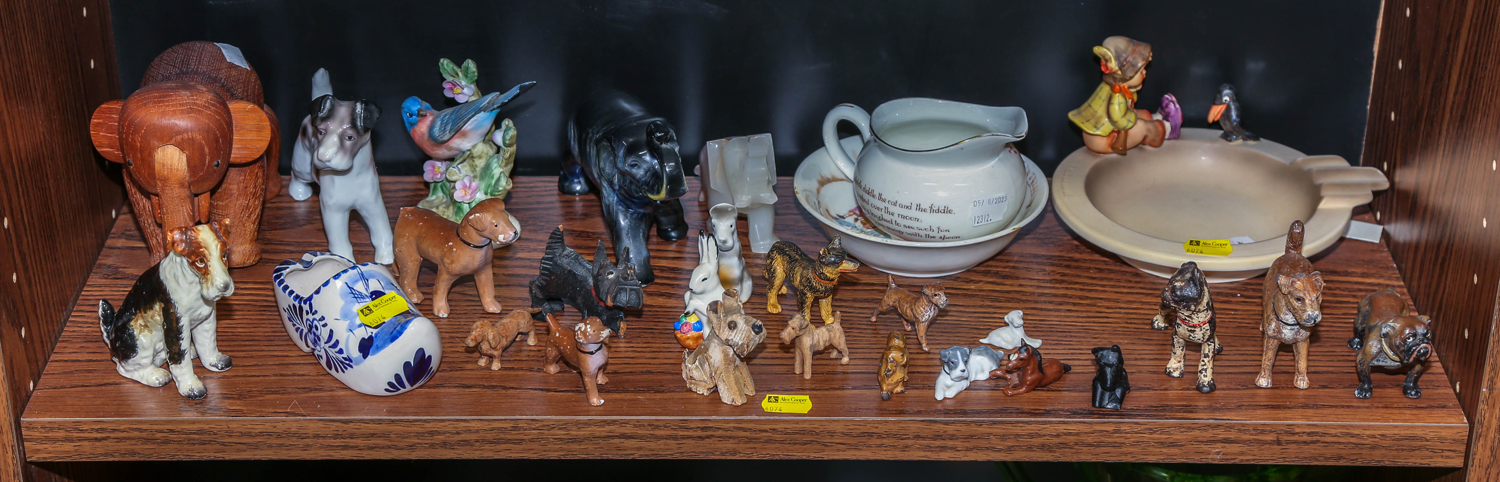 A SELECTION OF DECORATIVE ANIMALS &