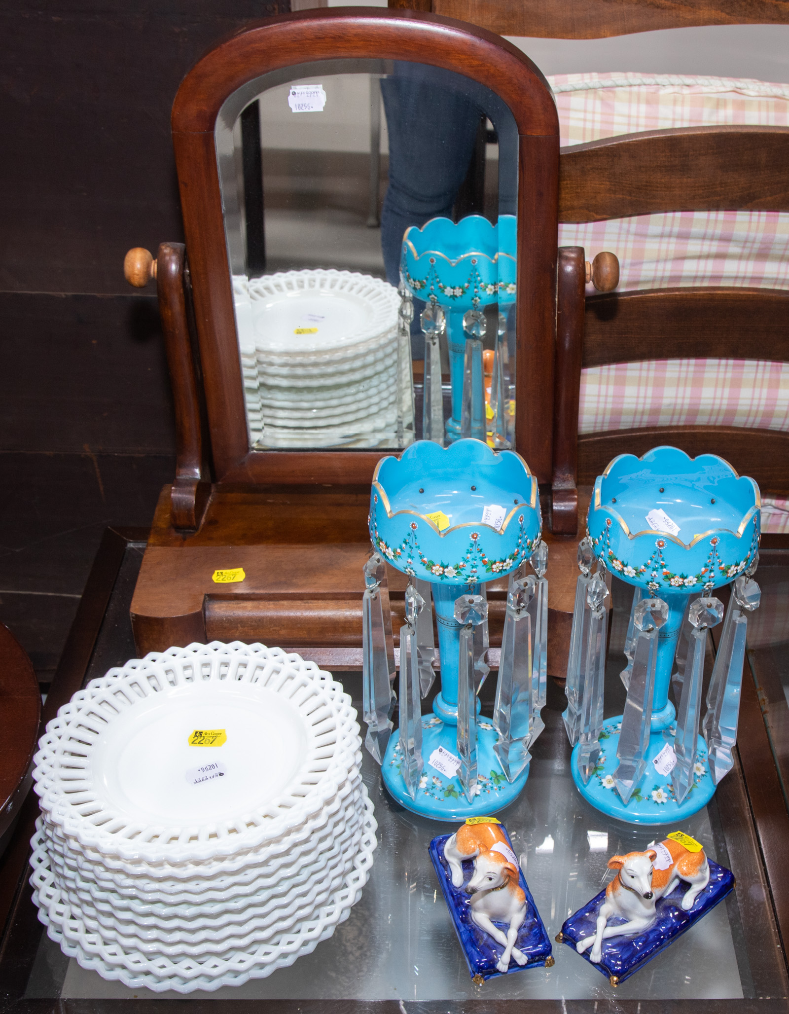A SELECTION OF DECORATIVE ITEMS &
