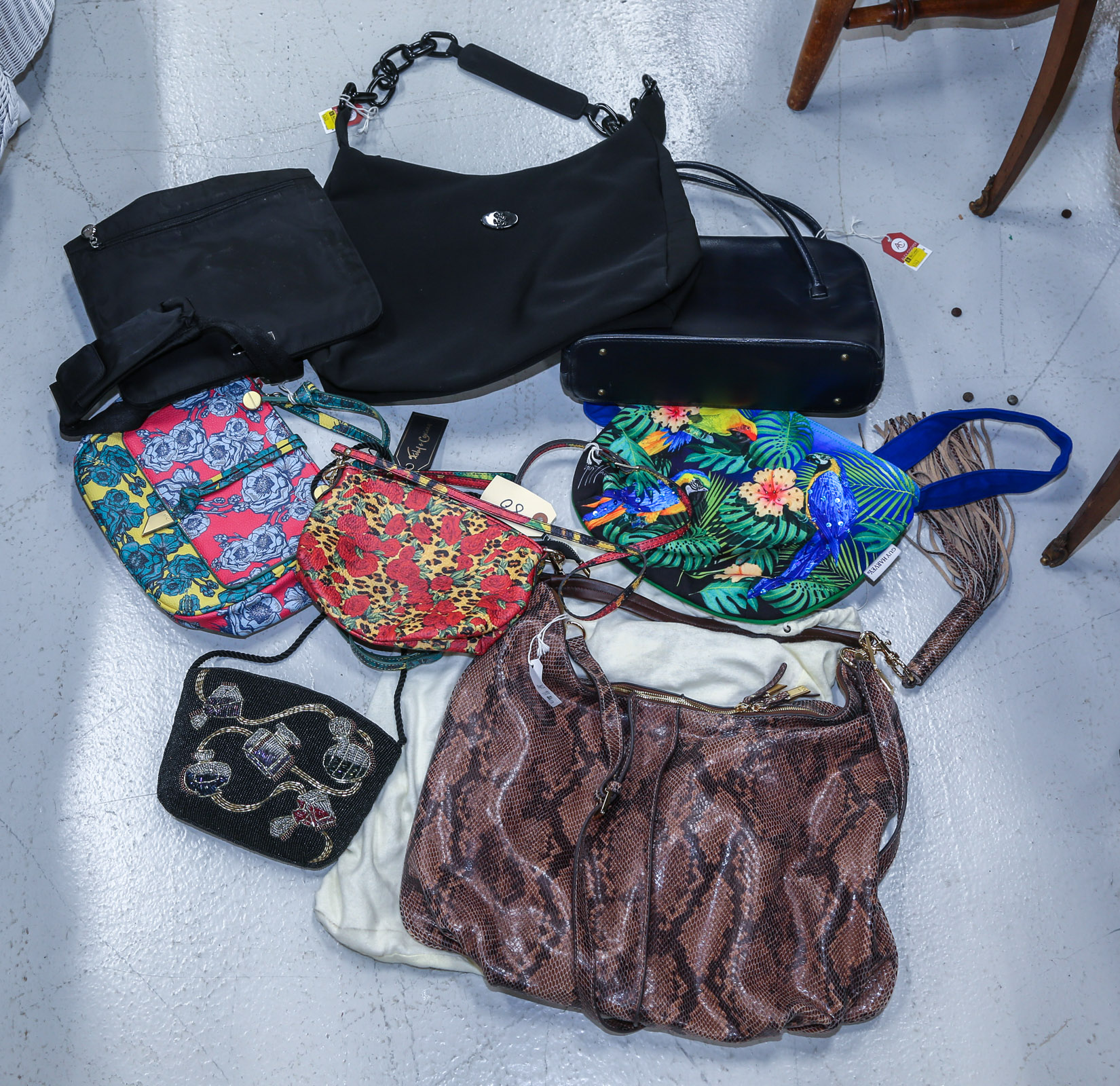 A SELECTION OF EIGHT BAGS
