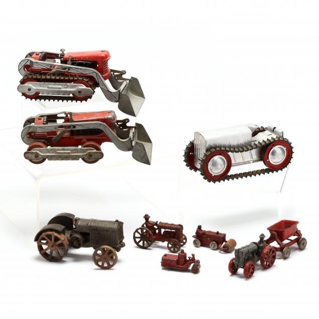 A SELECTION OF  EIGHT TOYS, FARM