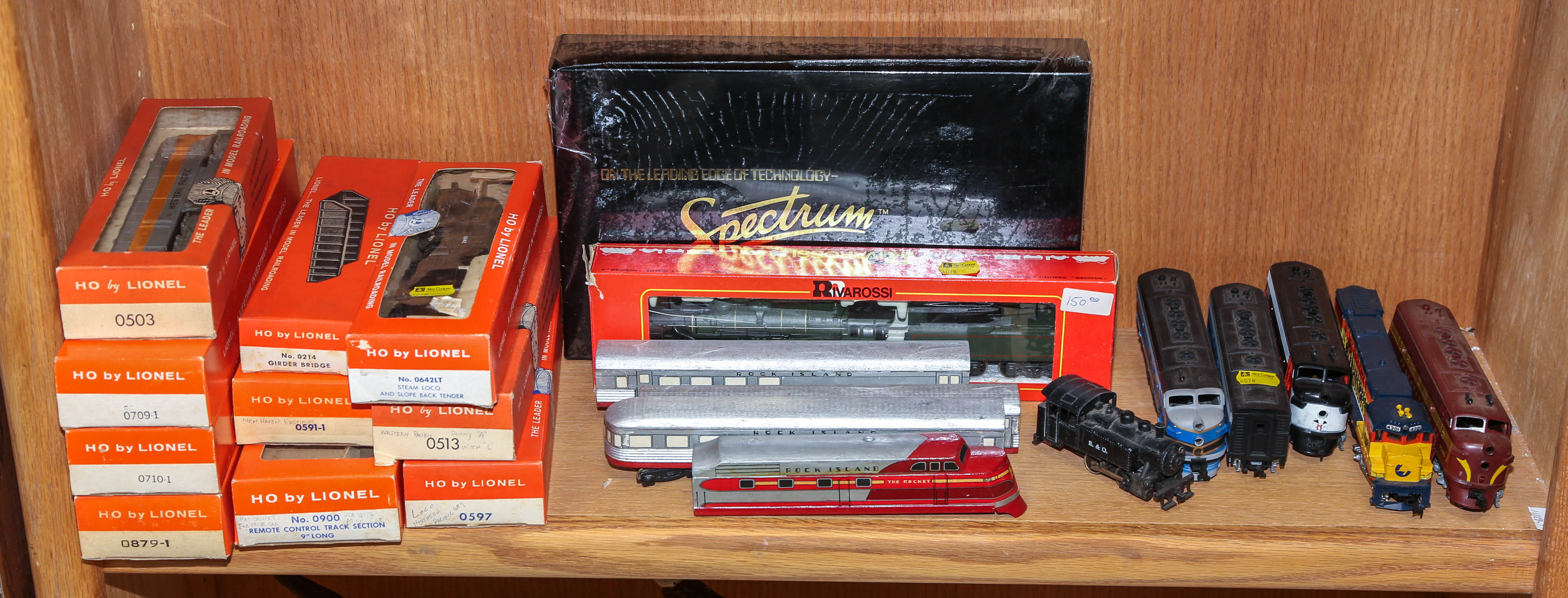 A SELECTION OF HO MODEL RAILWAY