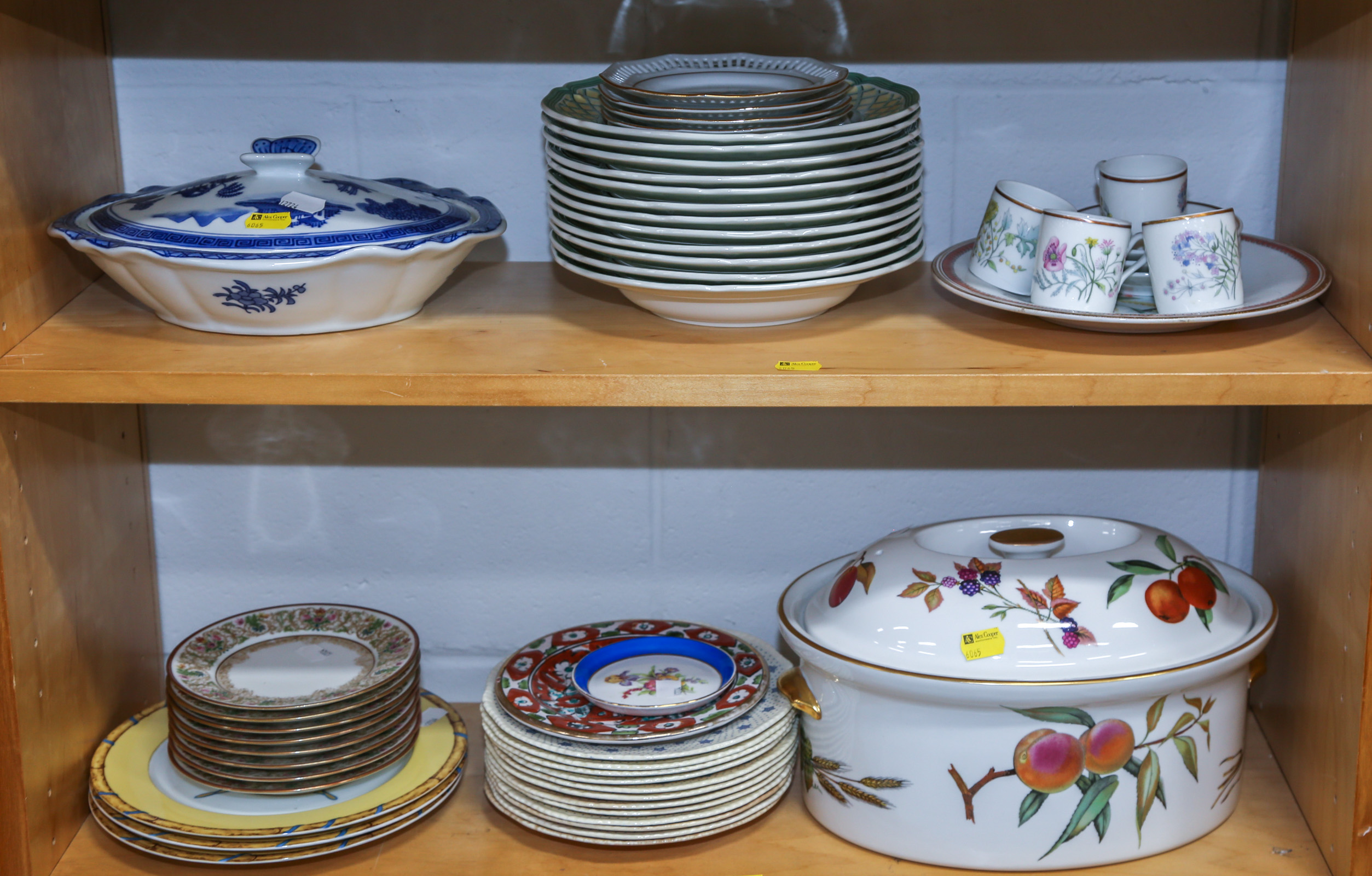 A SELECTION OF PORCELAIN ITEMS