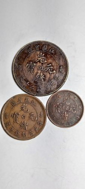 A SET OF CHINESE BRONZE COINS<