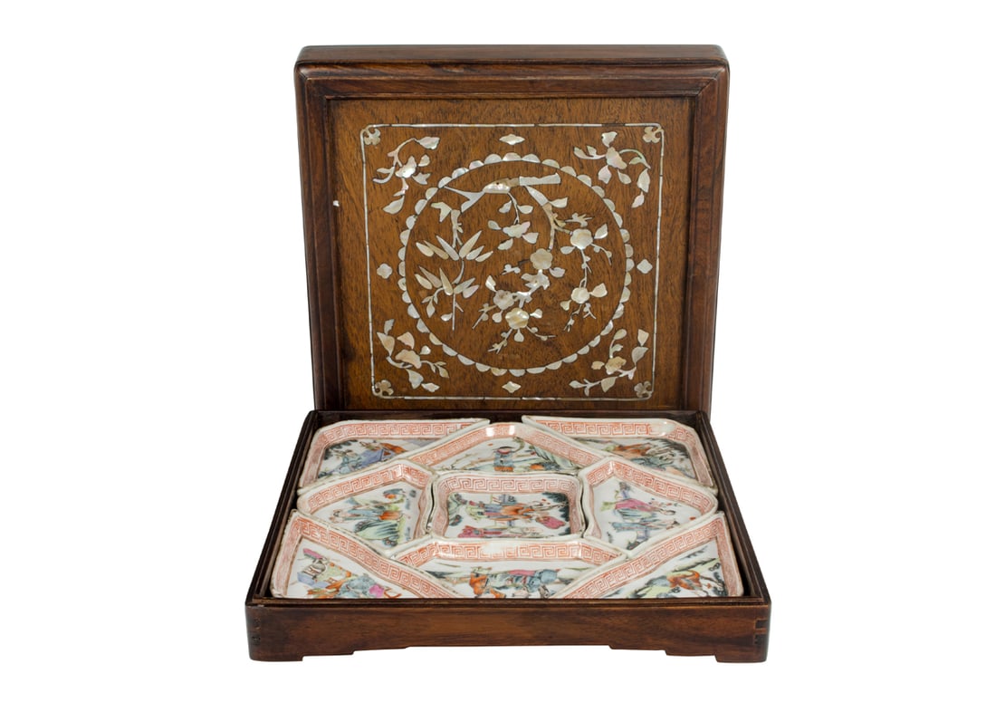 A SET OF CHINESE FAMILLE ROSE TRAYS