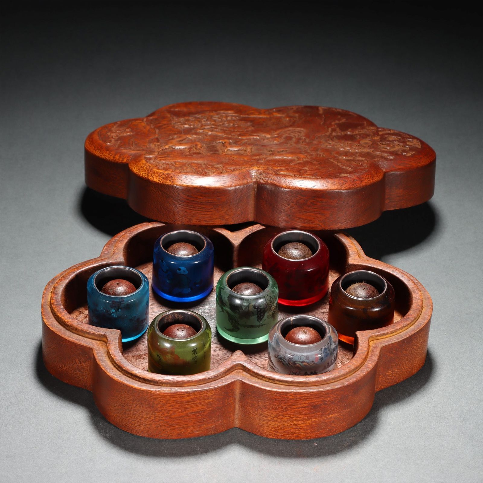 A SET OF CHINESE PEKING GLASS THUMB