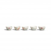 A SET OF FIVE FAMILLE-ROSE CUP