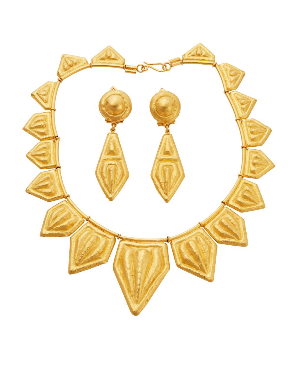 A SET OF HIGH KARAT GOLD JEWELRYA