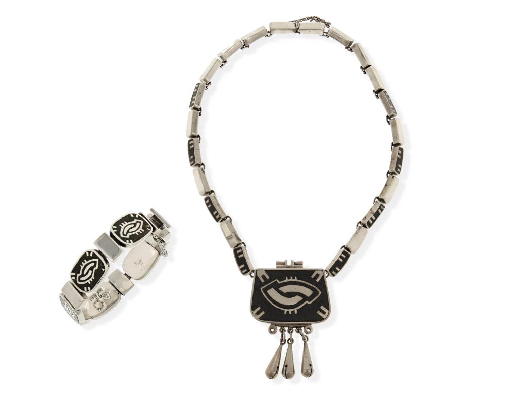A SET OF LOS CASTILLO "ONIX