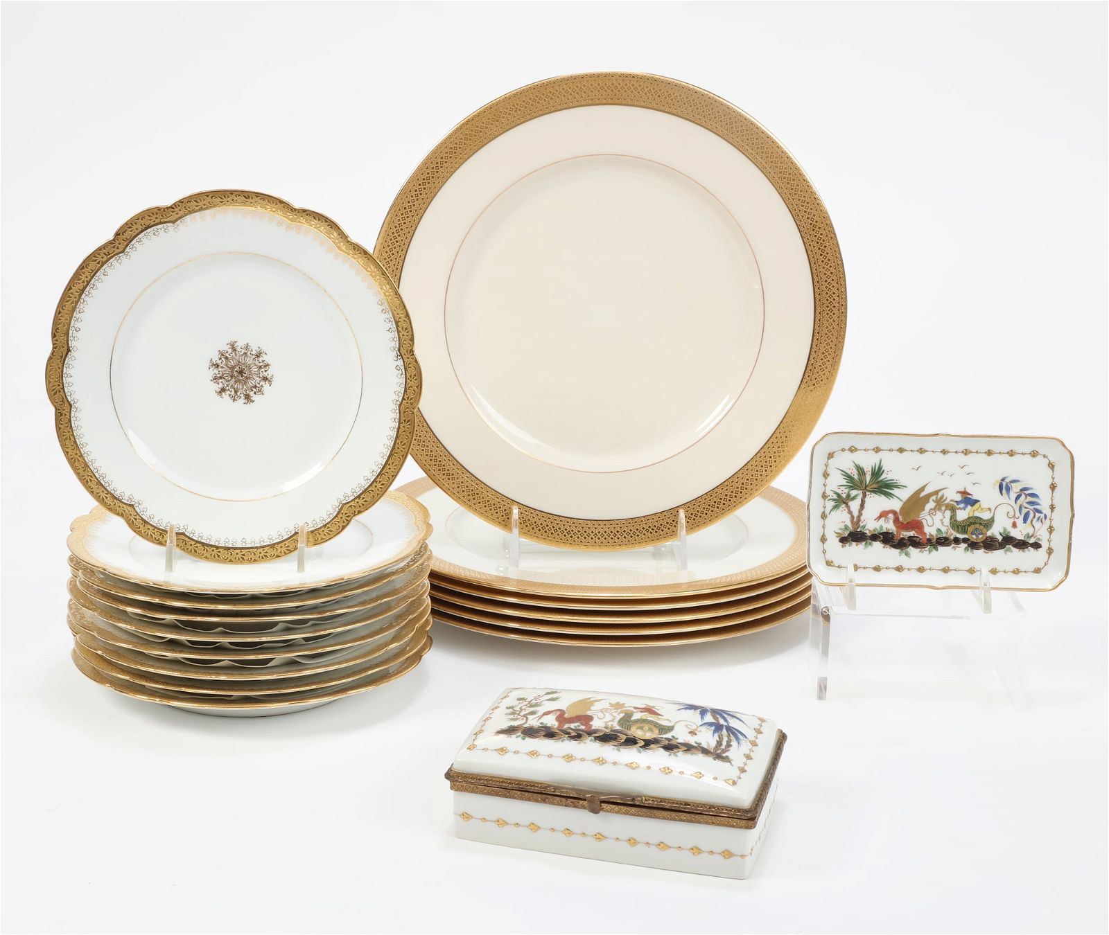 A SET OF SIX LENOX PORCELAIN DINNER