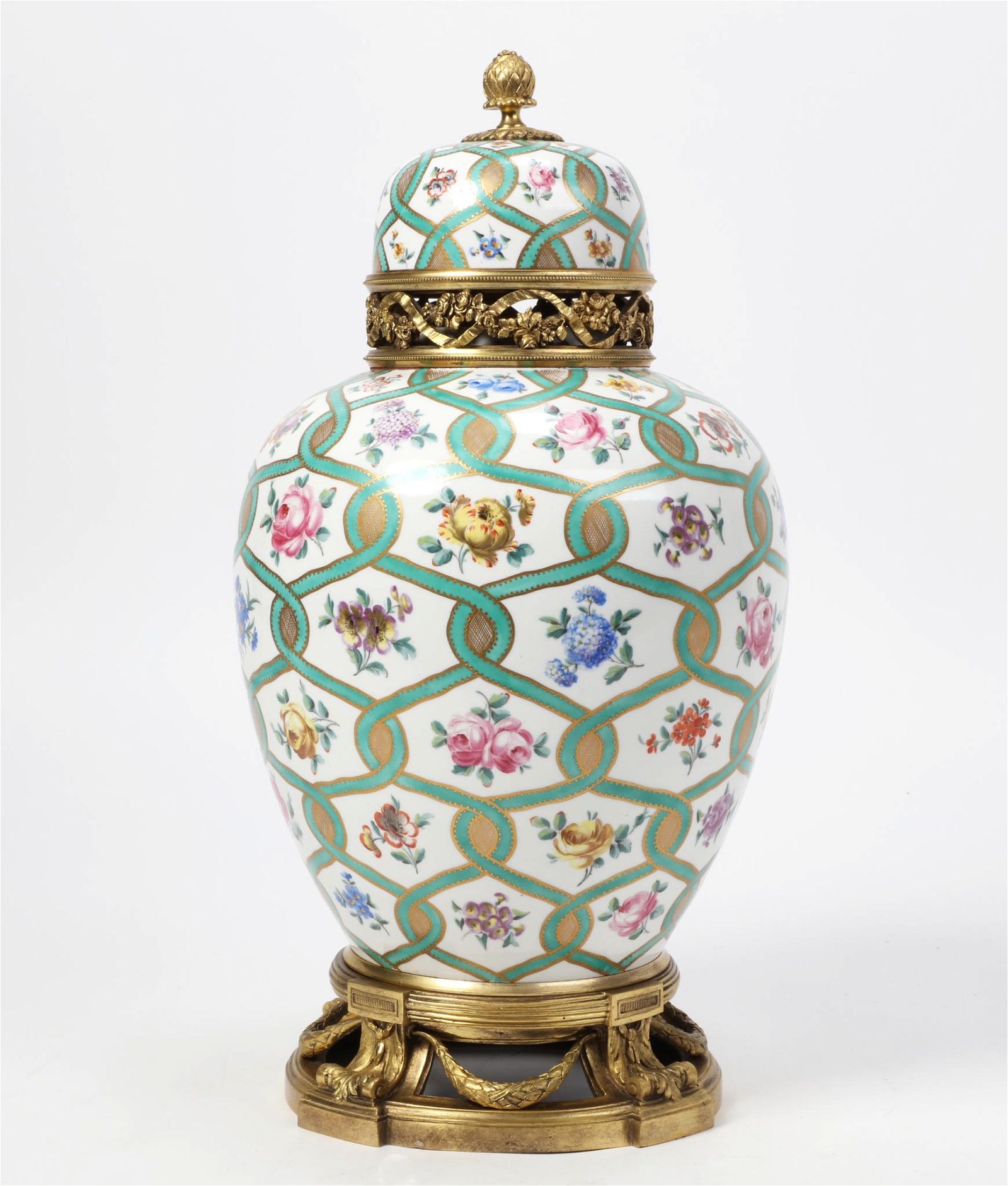 A SEVRES STYLE PORCELAIN POT POURRI