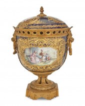 A SèVRES-STYLE PORCELAIN URNA