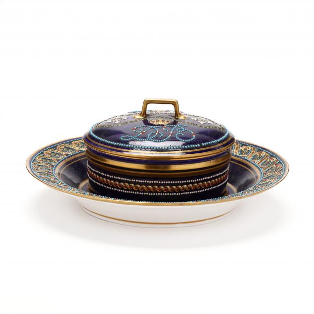 A SèVRES TYPE COVERED PORCELAIN