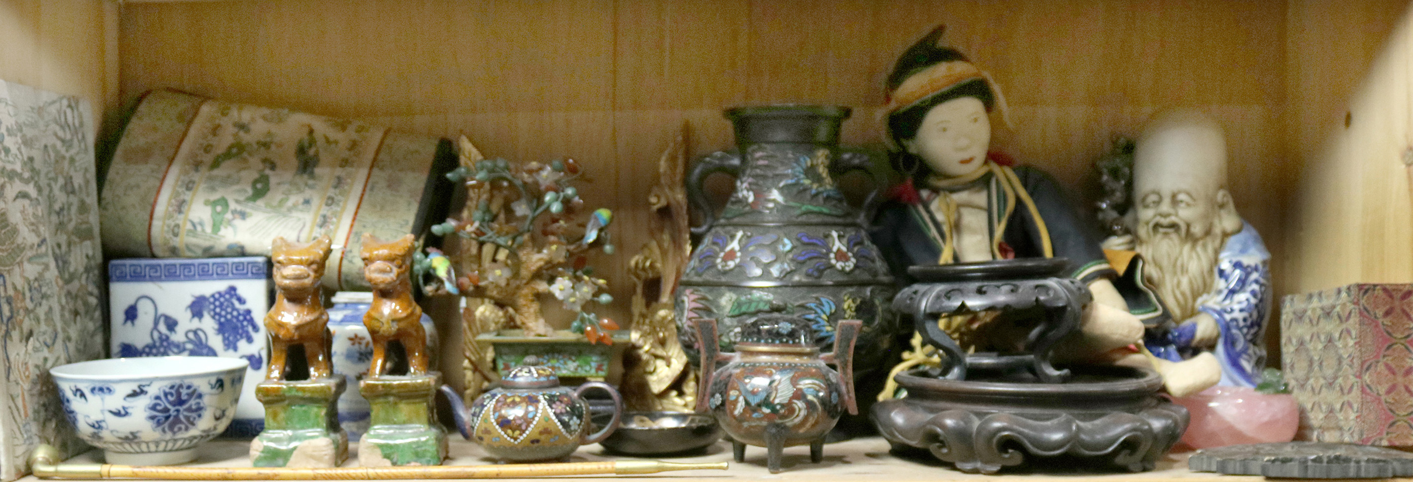A SHELF OF MISCELLANEOUS ASIAN