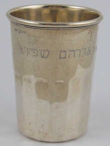 A silver beaker marked 800.
