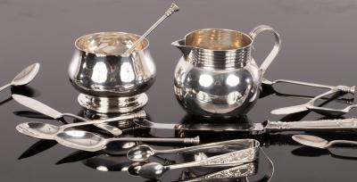 A silver cream jug, London 1908,