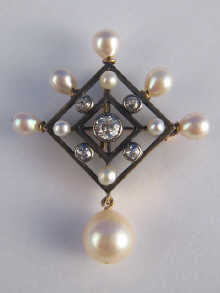 A silver on gold cultured pearl and