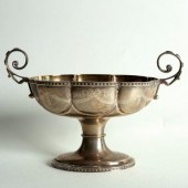 A silver oval octofoil pedesta