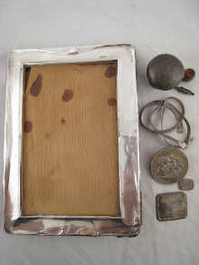 A silver picture frame (AF)