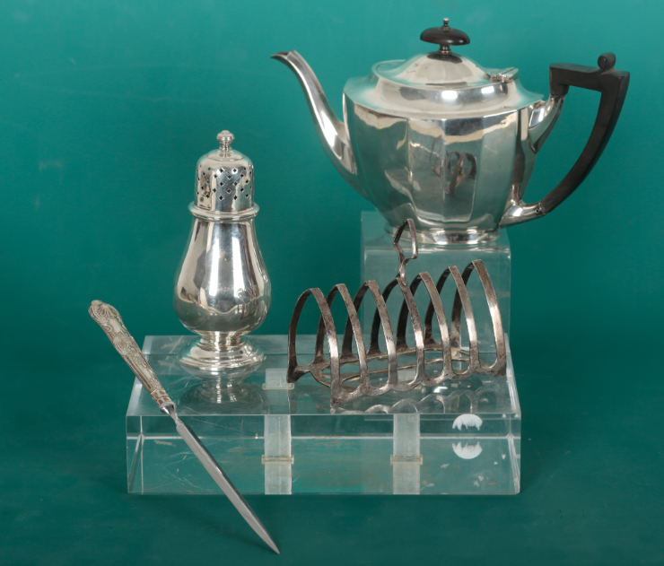 A SILVER TEAPOT BY MAPPIN & WEBB