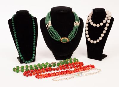 A single row necklace of