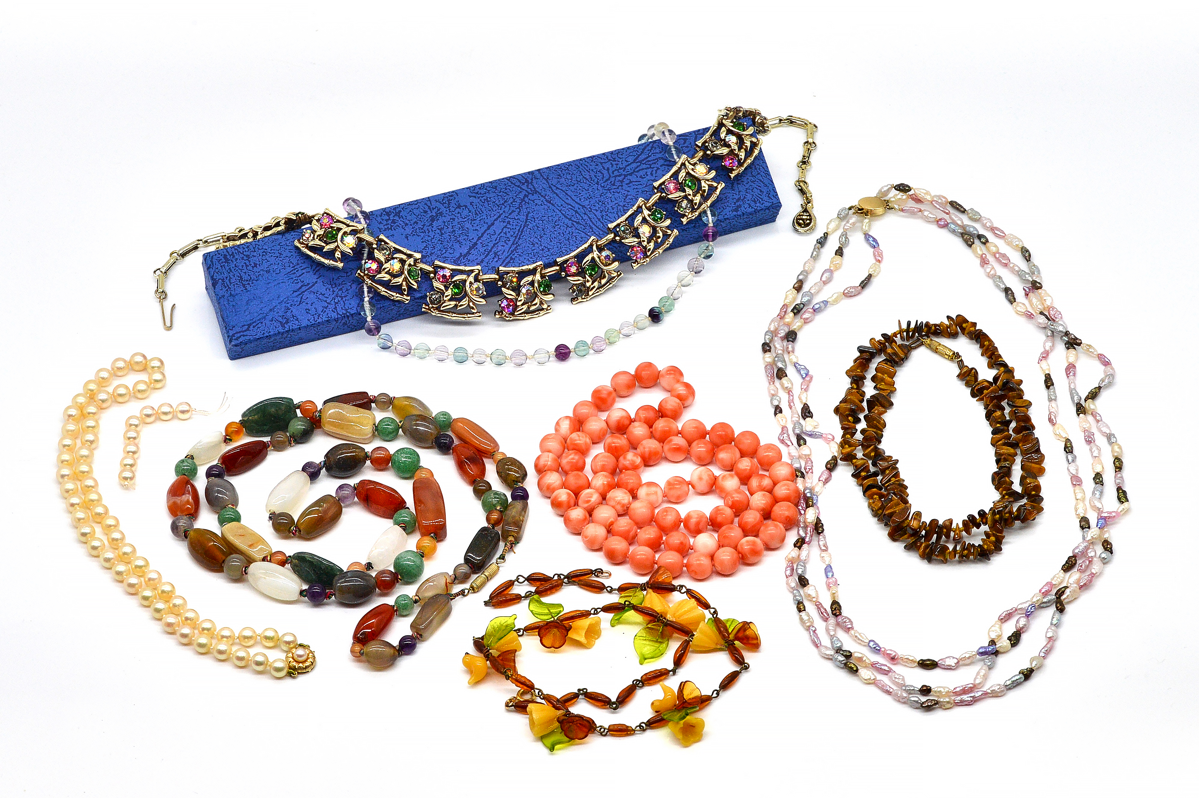 A SINGLE ROW NECKLACE OF UNIFORM