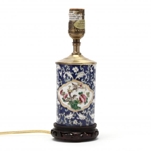 A SMALL CHINESE STYLE PORCELAIN