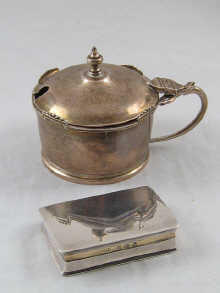 A small gilt lined silver snuff box