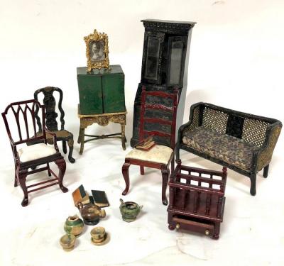A small quantity of dolls house