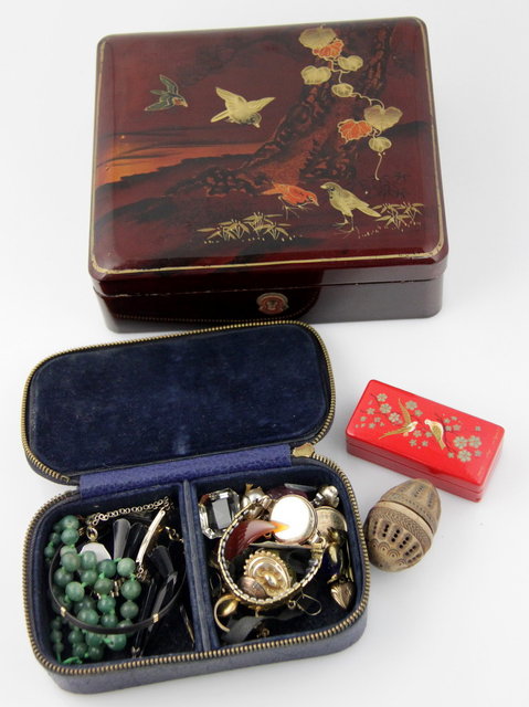 A small quantity of jewellery