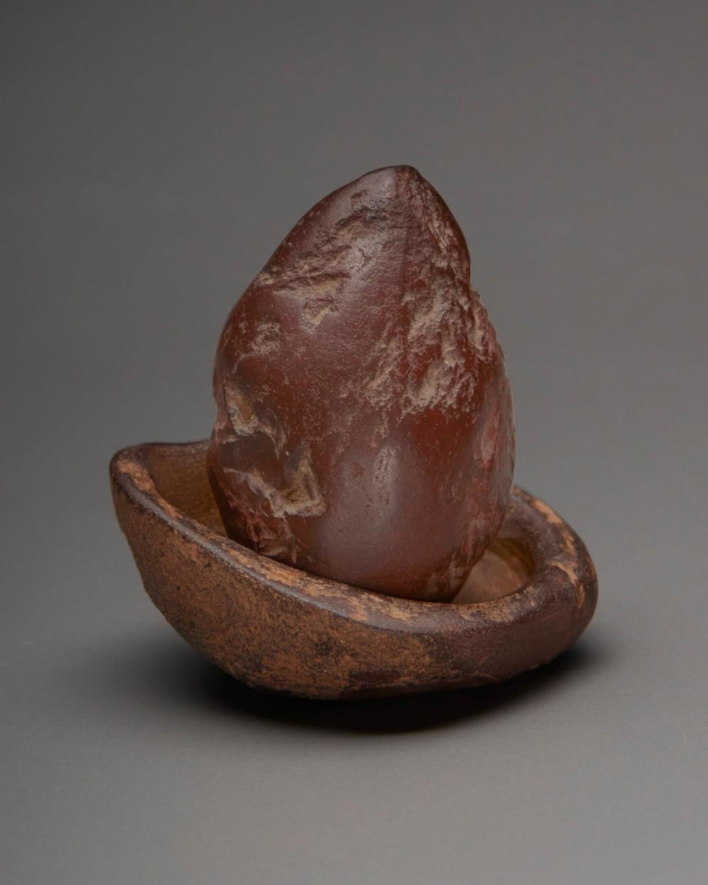 A SMALL STONE PAINT POT AND PESTLEA