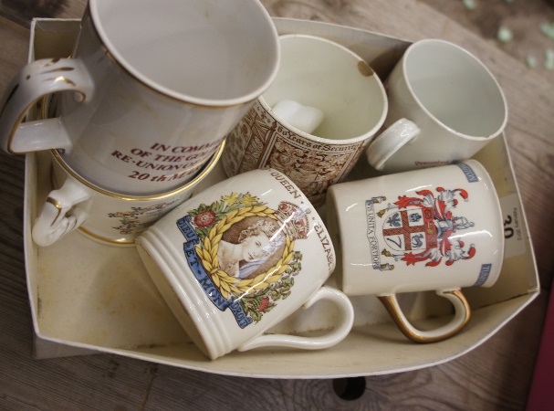A small tray of mixed Commemorative
