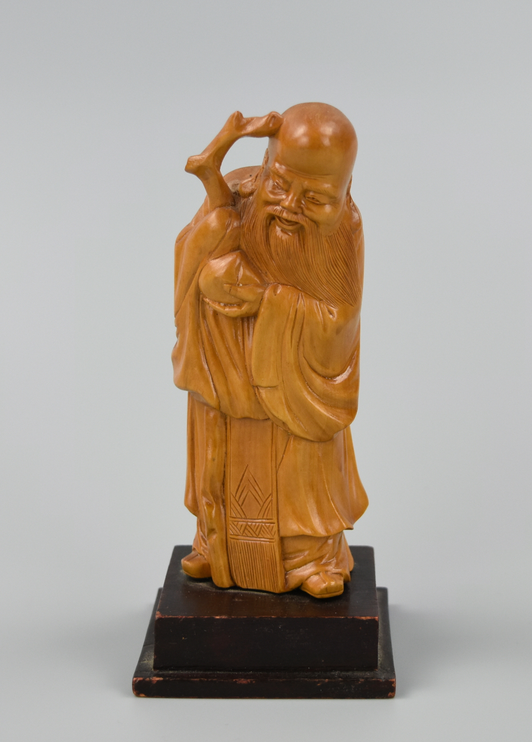 A SMALL WOOD CARVING OF SHOU W/
