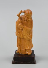 A SMALL WOOD CARVING OF SHOU W