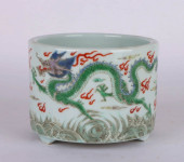 A SMALL WUCAI 'DRAGON'CENSER<b