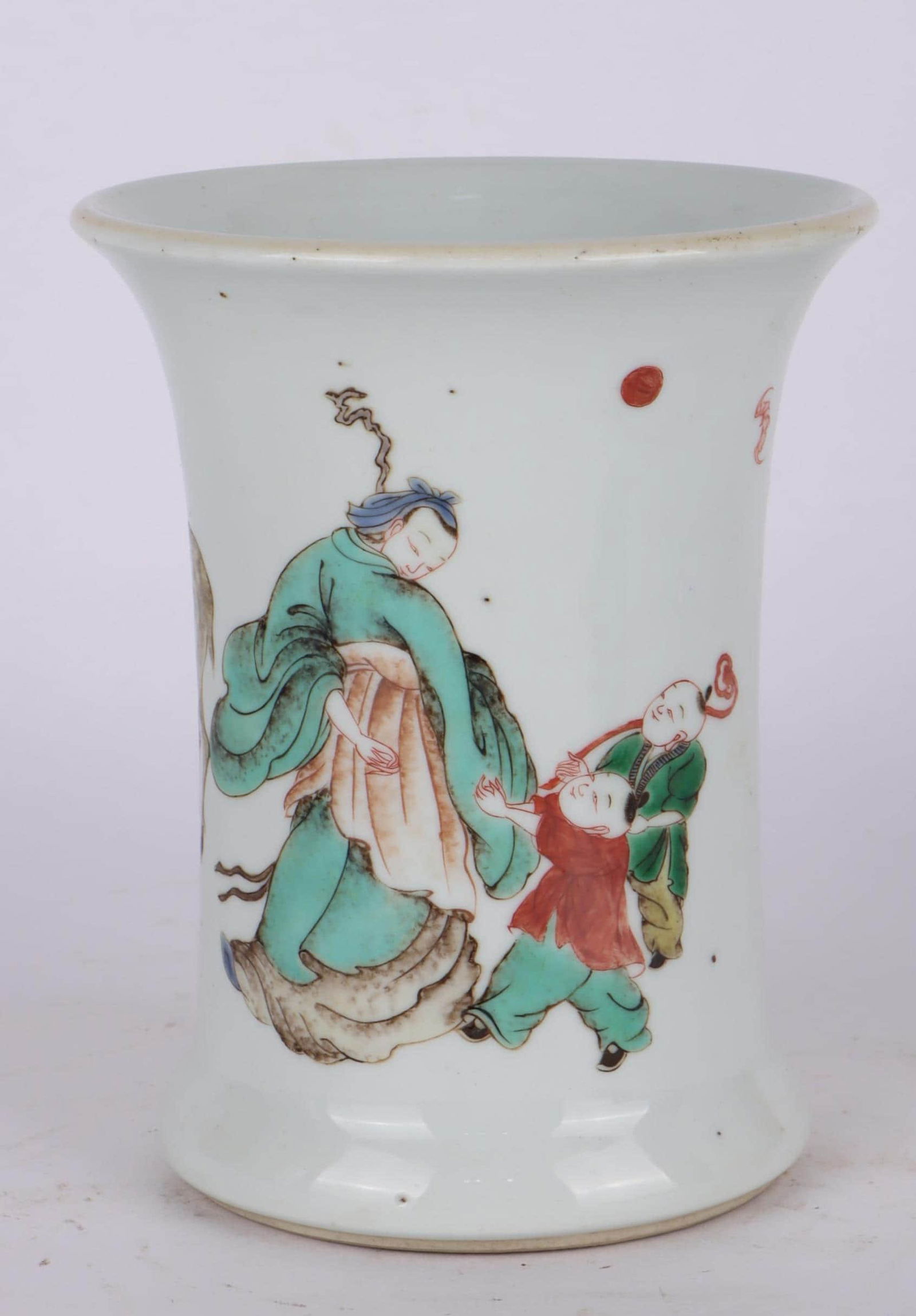 A SMALL WUCAI 'FIGURE' BRUSHPOTA